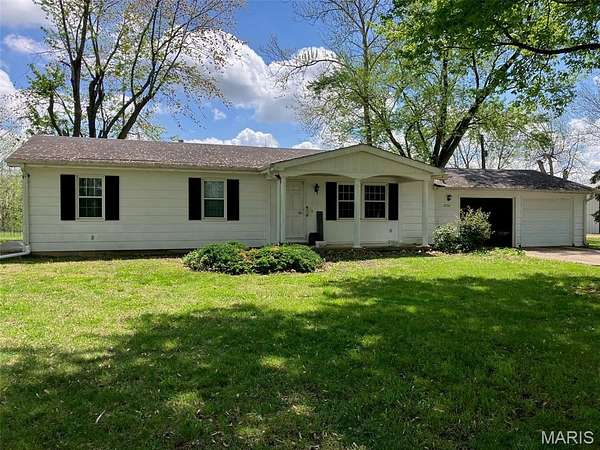 8 Acres of Land with Home for Sale in Carlyle, Illinois