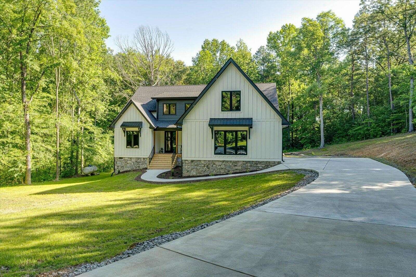 3.63 Acres of Residential Land with Home for Sale in Whitwell, Tennessee