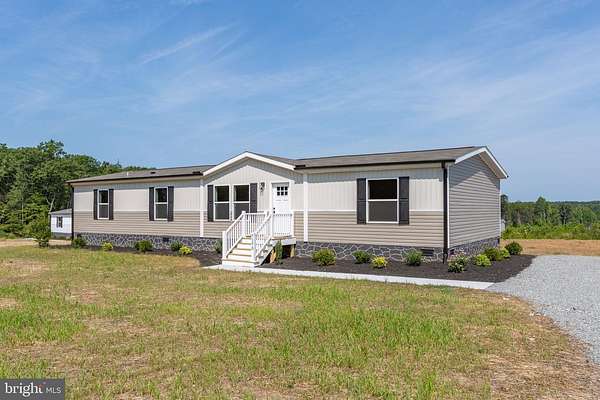 2 Acres of Residential Land with Home for Sale in Louisa, Virginia