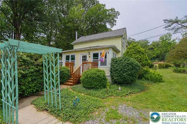 3.29 Acres of Residential Land with Home for Sale in Pen Argyl, Pennsylvania