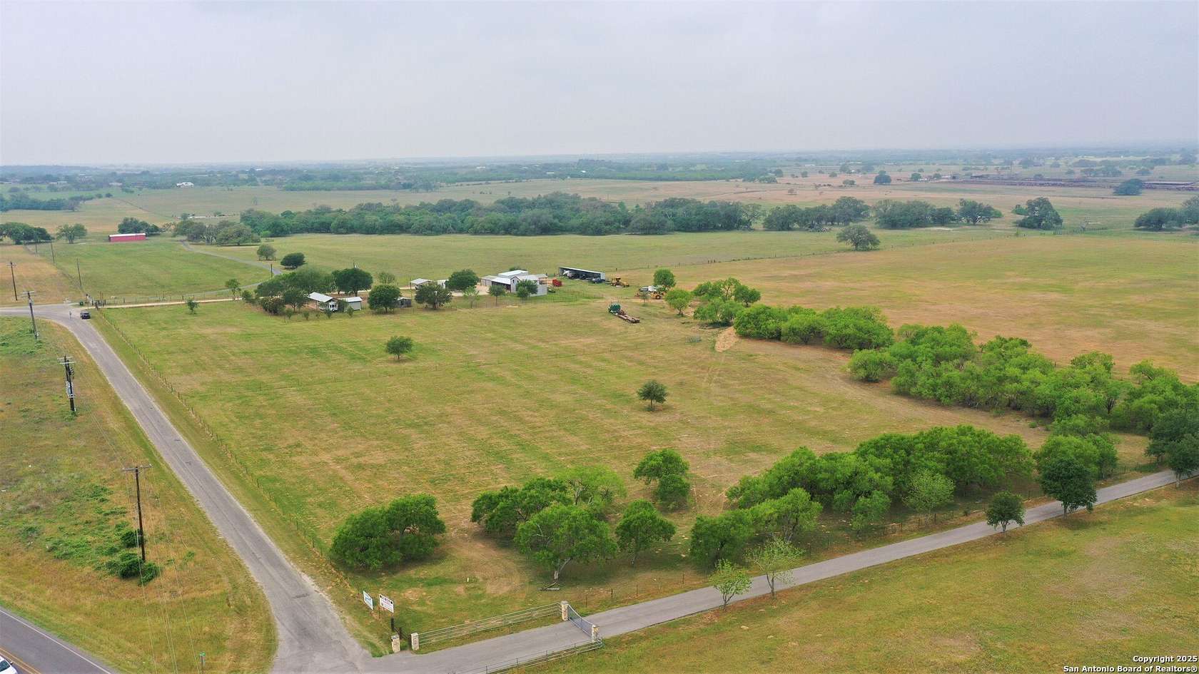 6 Acres of Improved Mixed-Use Land for Sale in La Vernia, Texas