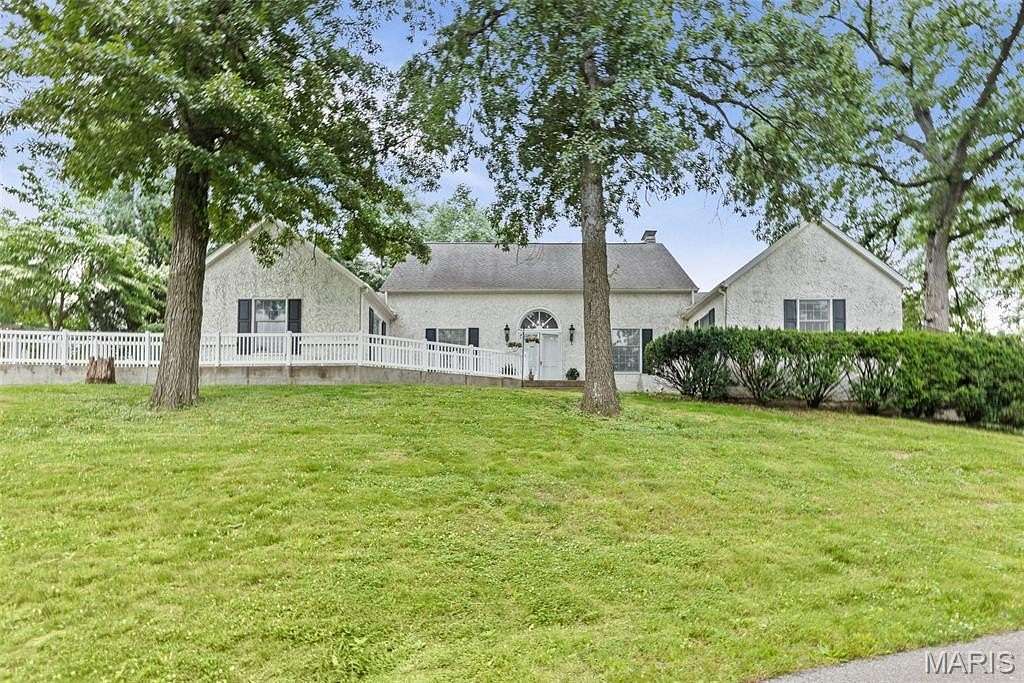 3.8 Acres of Improved Mixed-Use Land for Sale in Belleville, Illinois