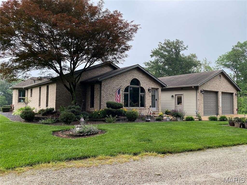 4 Acres of Residential Land with Home for Sale in Trenton, Illinois