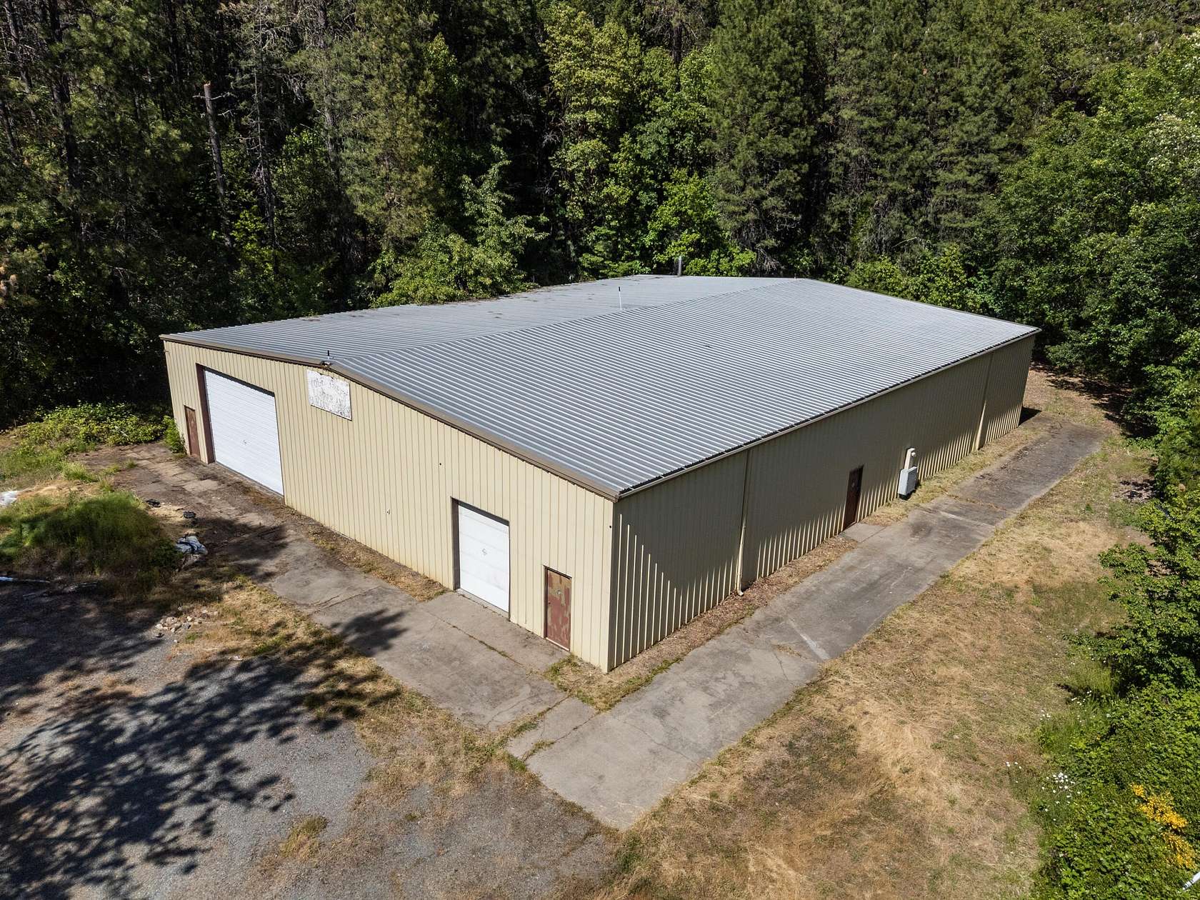4 Acres of Improved Commercial Land for Sale in Wolf Creek, Oregon