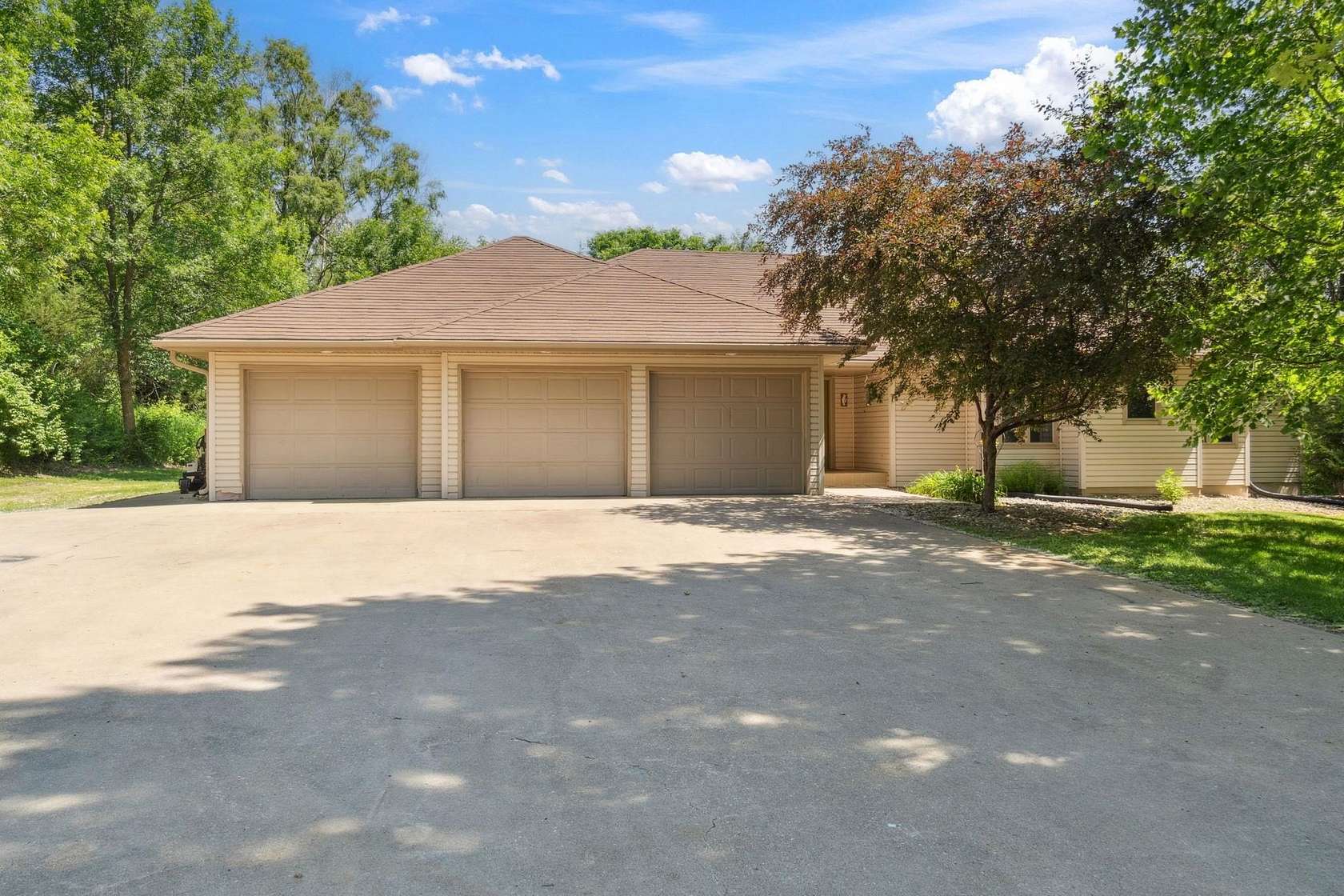 5.56 Acres of Residential Land with Home for Sale in Sioux City, Iowa