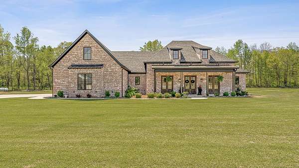 4.52 Acres of Residential Land with Home for Sale in Jonesboro, Arkansas