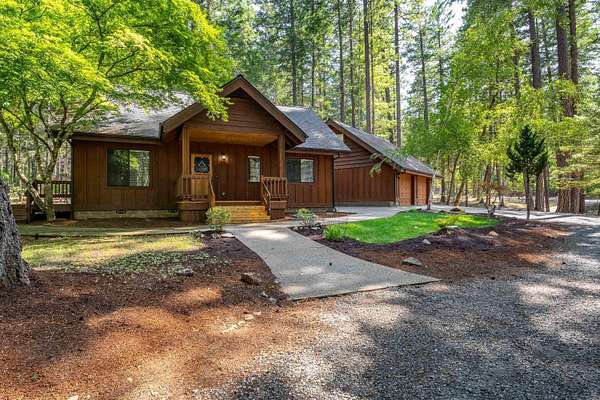 2.5 Acres of Residential Land with Home for Sale in Grants Pass, Oregon