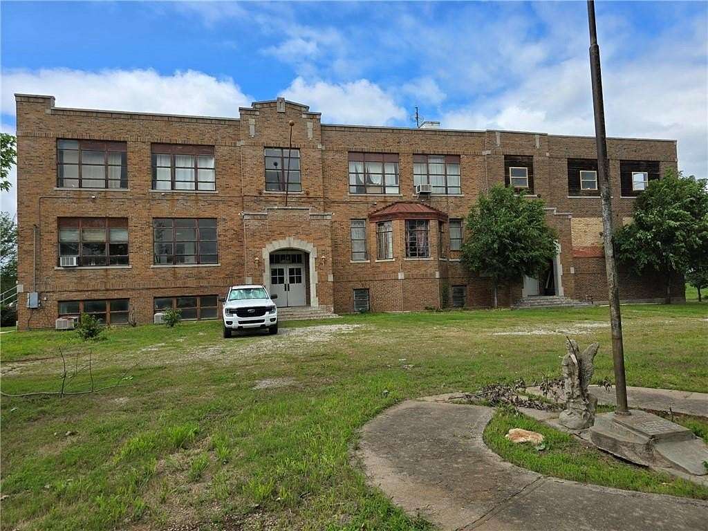 4 Acres of Improved Mixed-Use Land for Sale in Burbank, Oklahoma