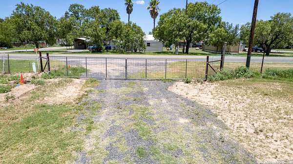 1 Acre of Residential Land for Sale in Knippa, Texas