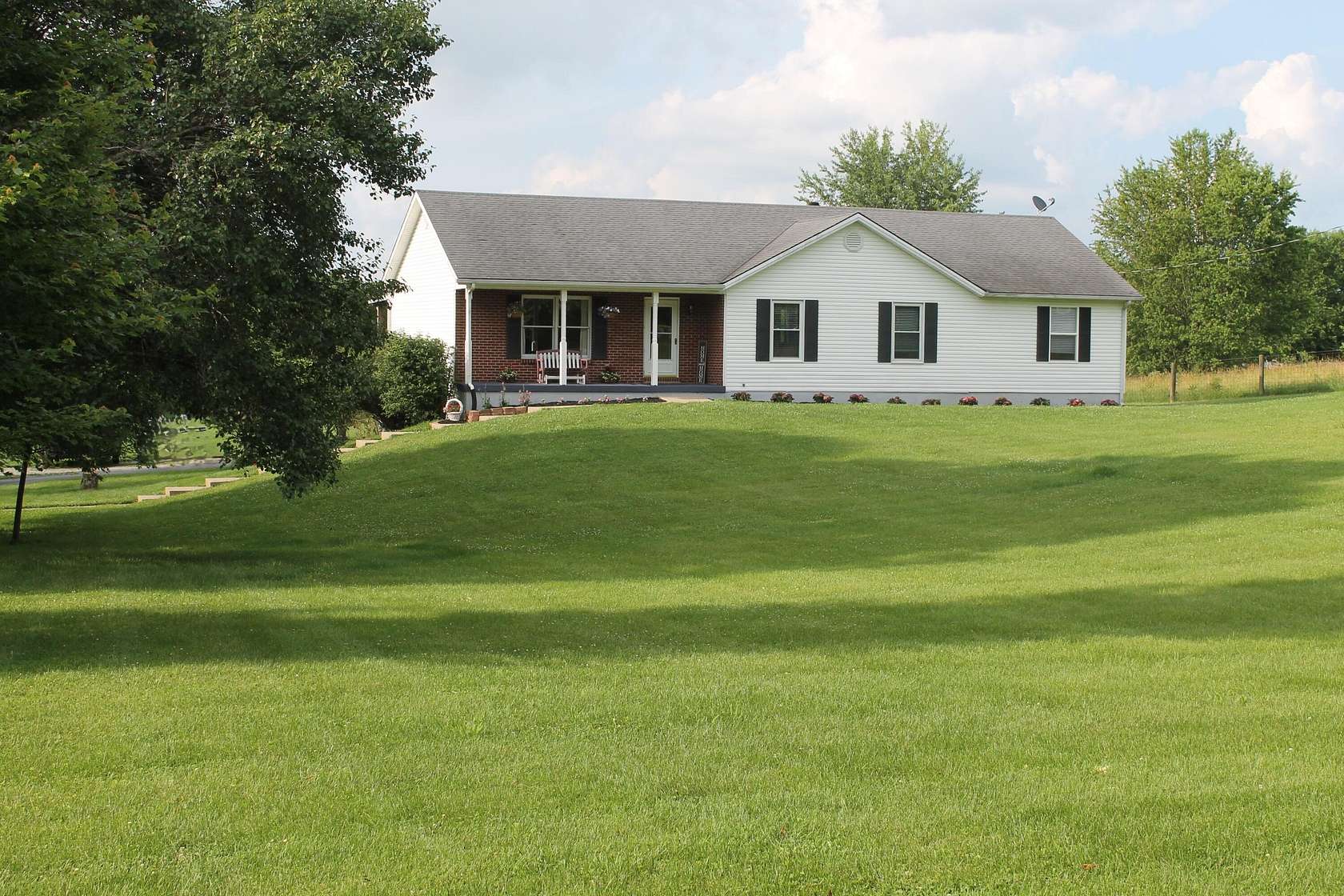 5 Acres of Residential Land with Home for Sale in Winchester, Kentucky