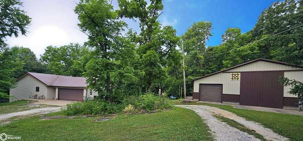 5 Acres of Residential Land with Home for Sale in Hamilton, Illinois