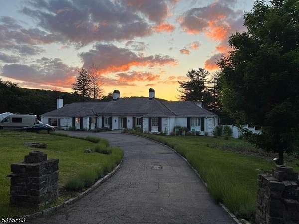 5.48 Acres of Residential Land with Home for Sale in Kinnelon, New Jersey