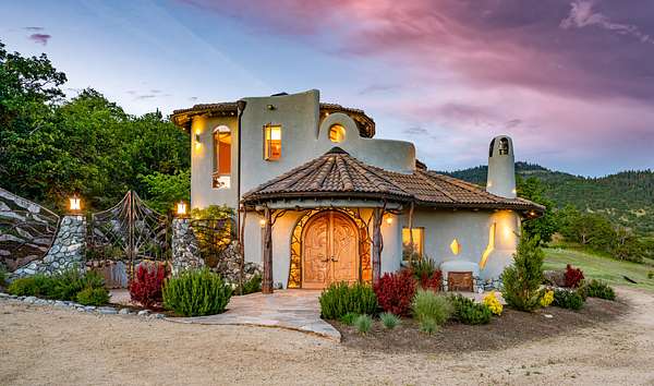 706 Acres of Land with Home for Sale in Ashland, Oregon