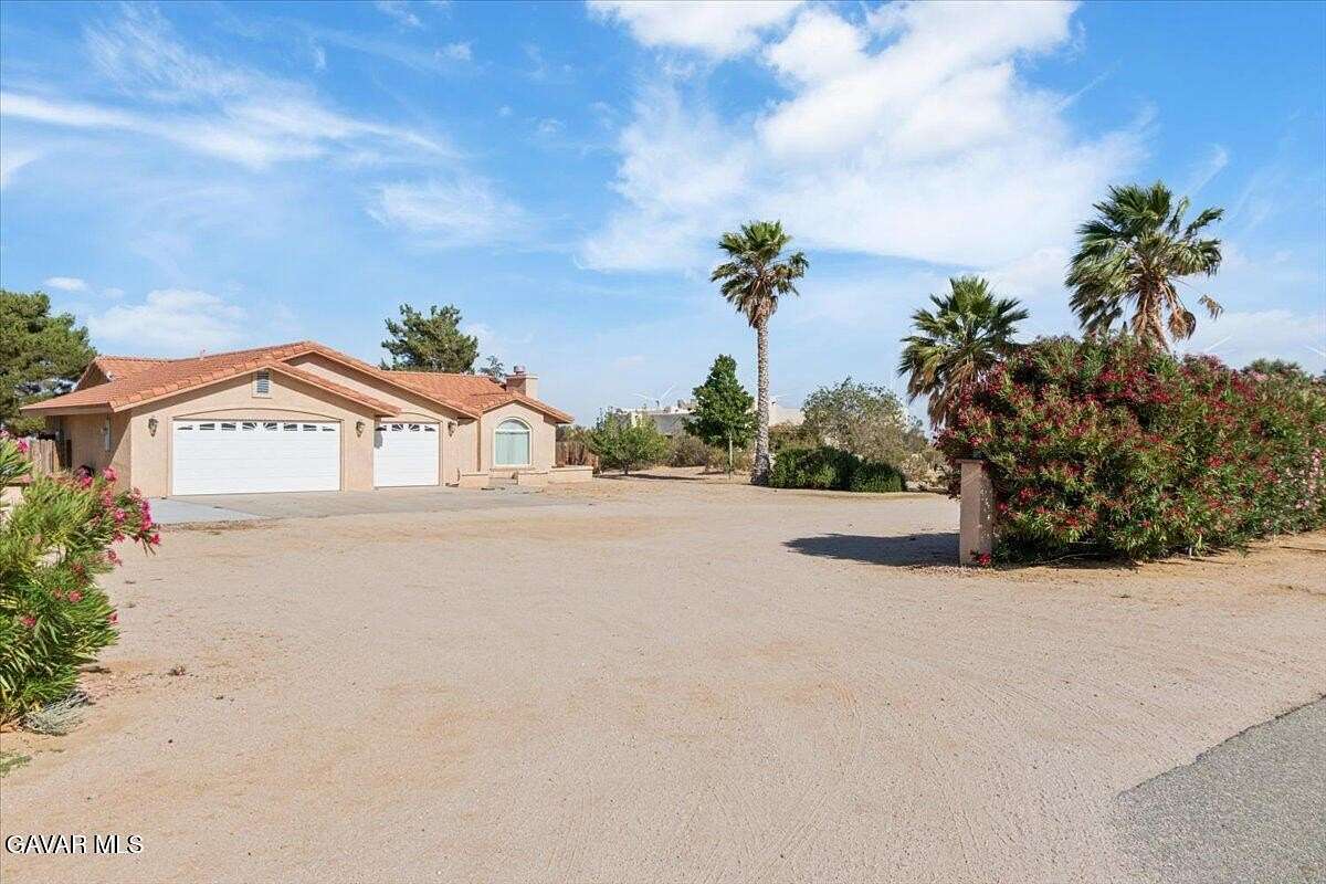 2.5 Acres of Residential Land with Home for Sale in Mojave, California