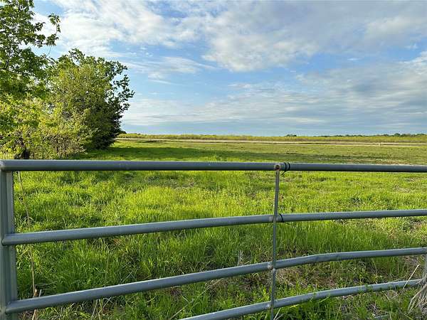3.52 Acres of Mixed-Use Land for Sale in Corsicana, Texas