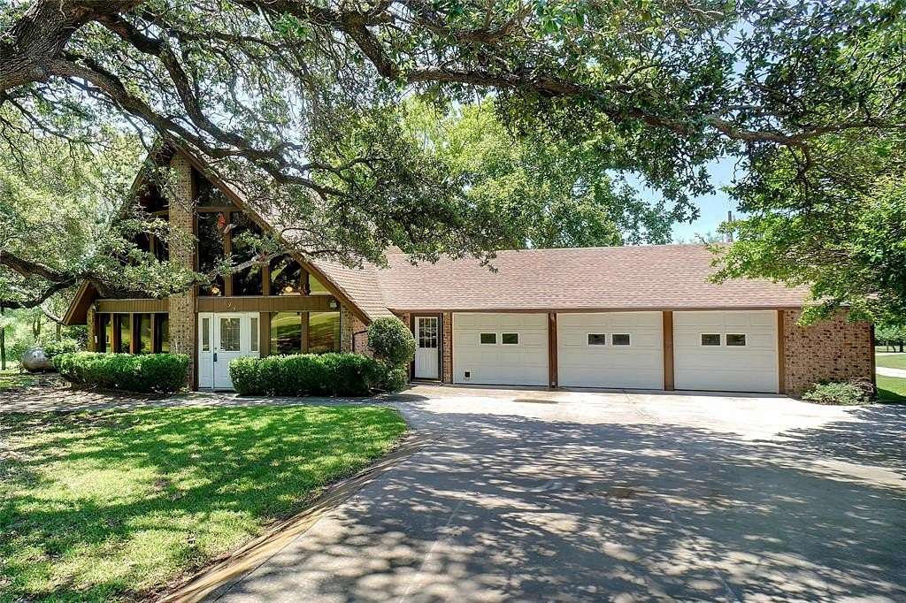 5 Acres of Residential Land with Home for Sale in Bridgeport, Texas