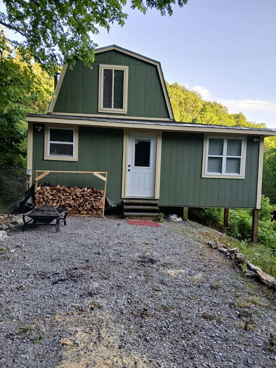 89.5 Acres of Recreational Land with Home for Sale in Dowelltown, Tennessee