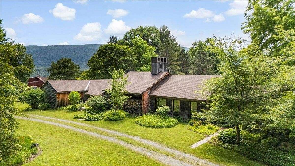 2.2 Acres of Residential Land with Home for Sale in Manchester, Vermont