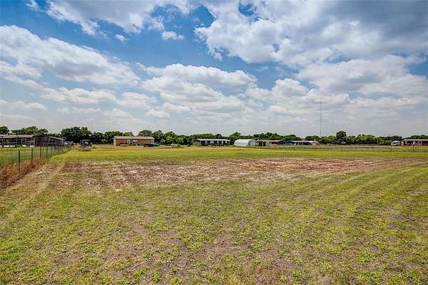 1.51 Acres of Residential Land with Home for Sale in Blue Ridge, Texas