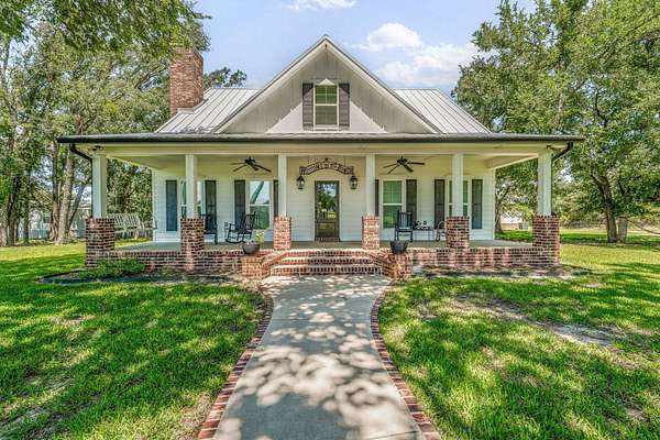 189 Acres of Land with Home for Sale in Jonesboro, Texas