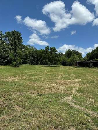 1.25 Acres of Residential Land for Sale in Honey Grove, Texas