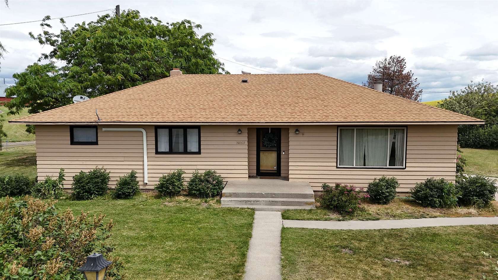 5 Acres of Residential Land with Home for Sale in Reardan, Washington