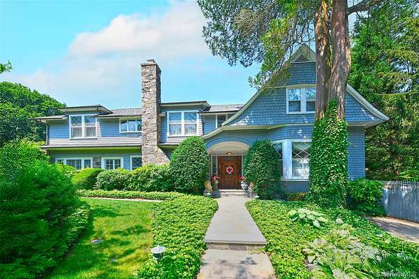 2.19 Acres of Residential Land with Home for Sale in Locust Valley, New York