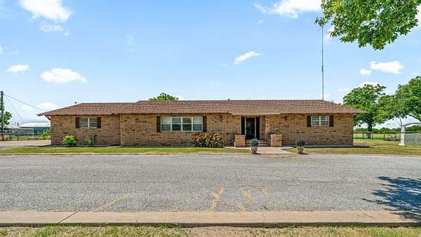 7 Acres of Land with Home for Sale in Chillicothe, Texas