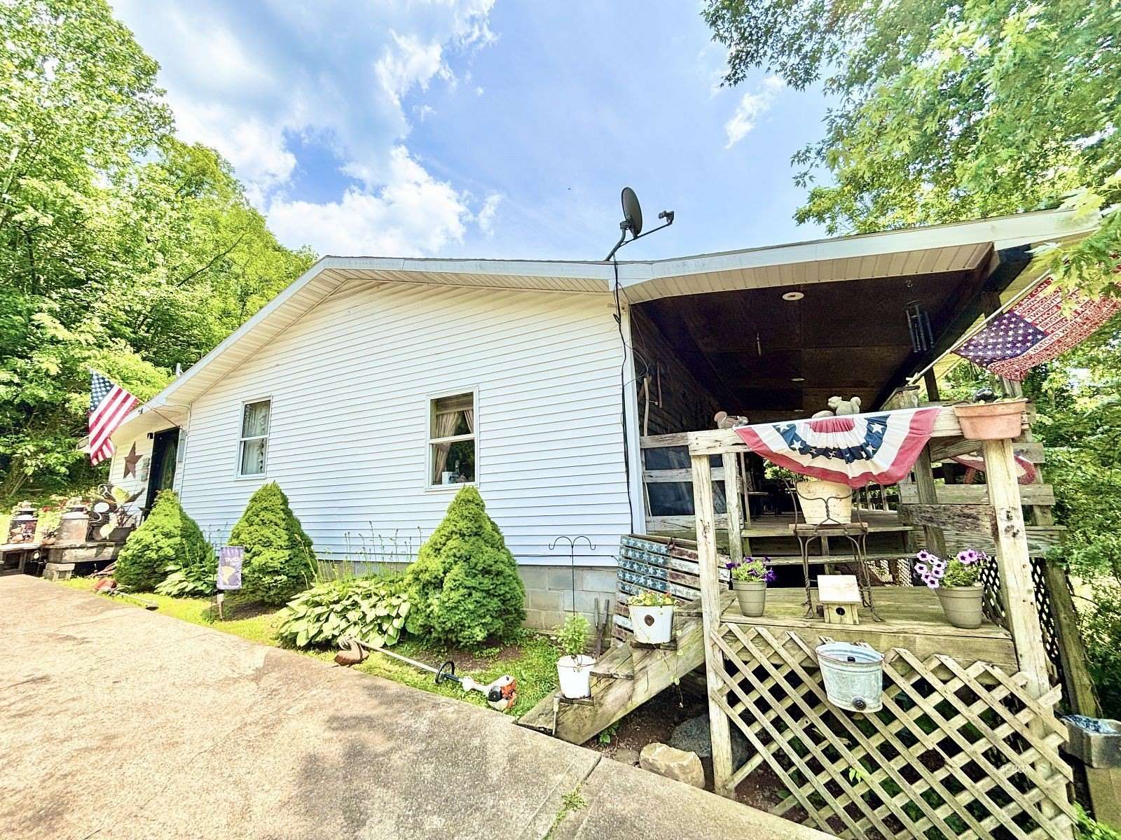 2.87 Acres of Residential Land with Home for Sale in Racine, Ohio