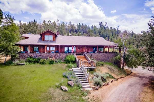 1,096 Acres of Land with Home for Sale in Bonanza, Oregon