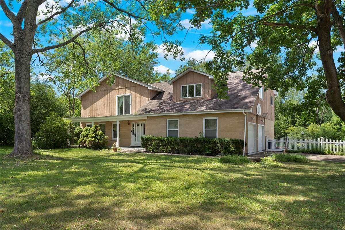 2.27 Acres of Residential Land with Home for Sale in Barrington, Illinois