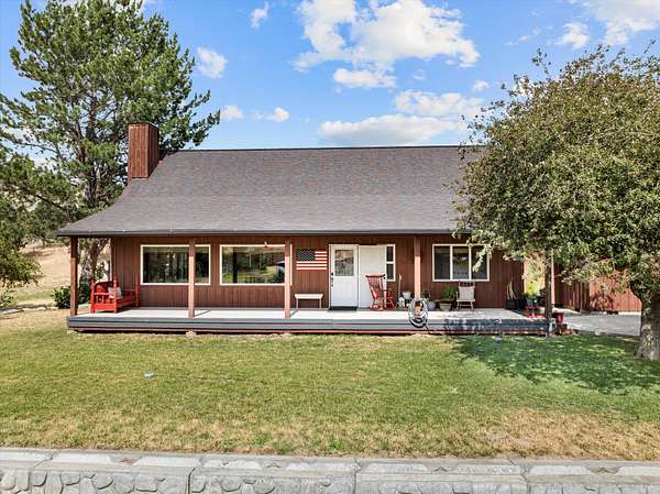 4.12 Acres of Residential Land with Home for Sale in Arlington, Oregon