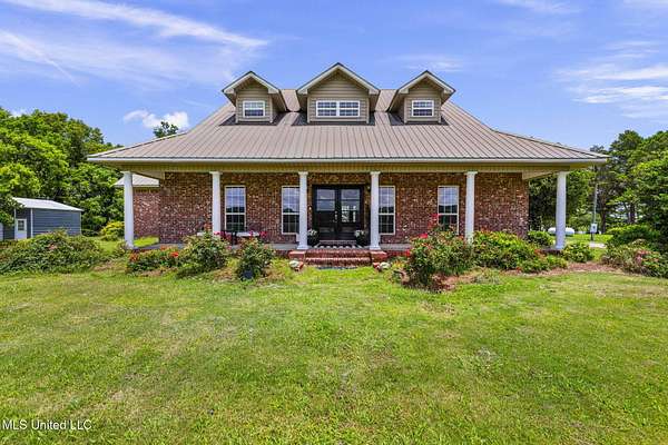 3.5 Acres of Residential Land with Home for Sale in Yazoo City, Mississippi