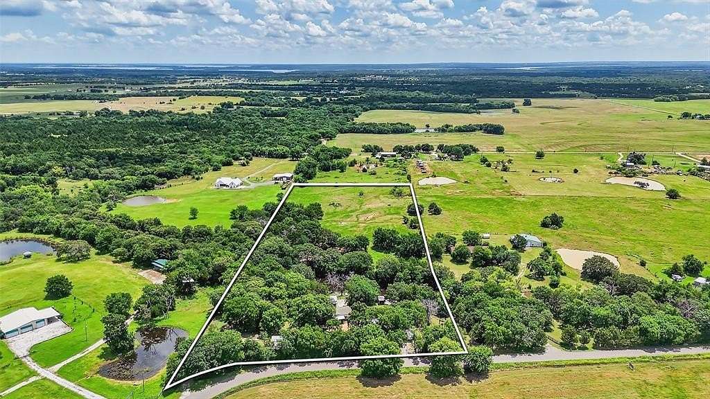 10.3 Acres of Land with Home for Sale in Whitesboro, Texas