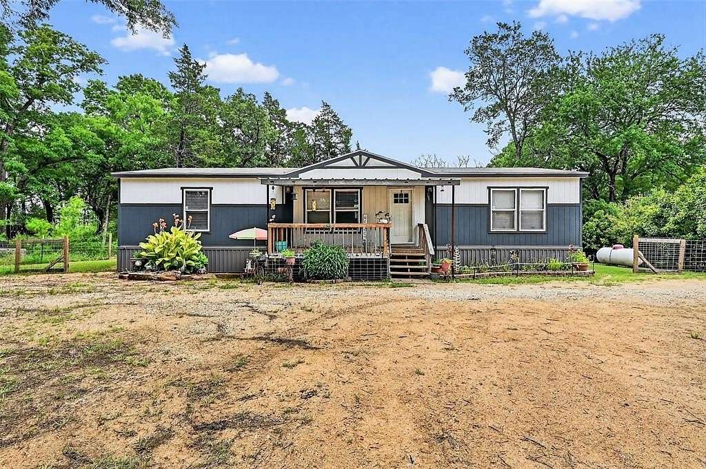 3.5 Acres of Land with Home for Sale in Whitesboro, Texas