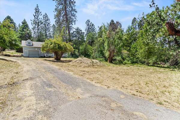 1.58 Acres of Residential Land with Home for Sale in Grants Pass, Oregon