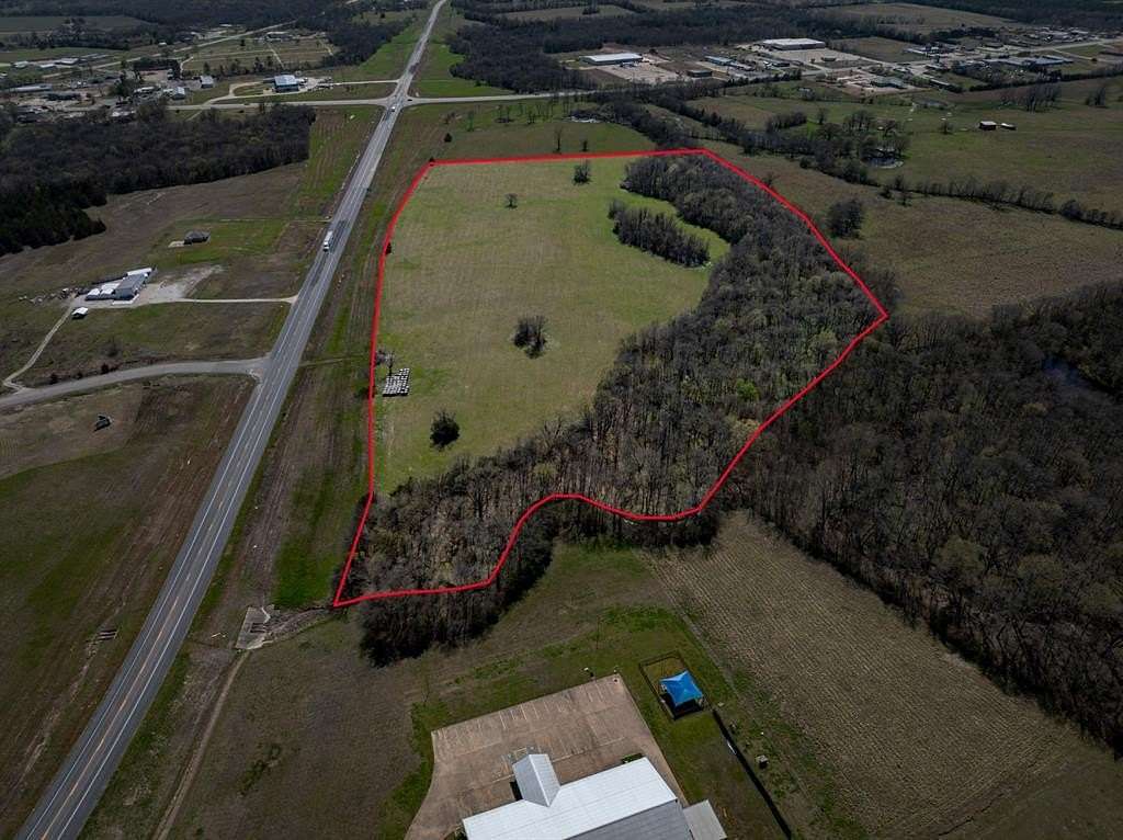 18 Acres of Mixed-Use Land for Sale in Clarksville, Texas