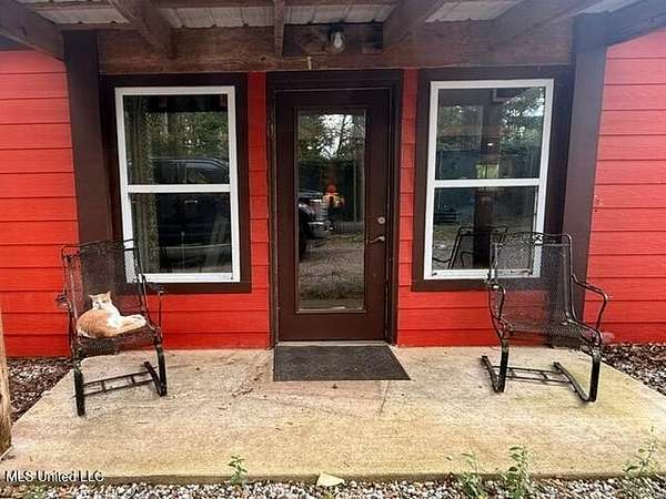 7 Acres of Residential Land with Home for Sale in Pelahatchie, Mississippi