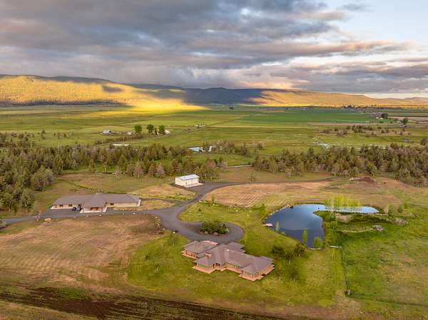 1,417 Acres of Land with Home for Sale in Bonanza, Oregon