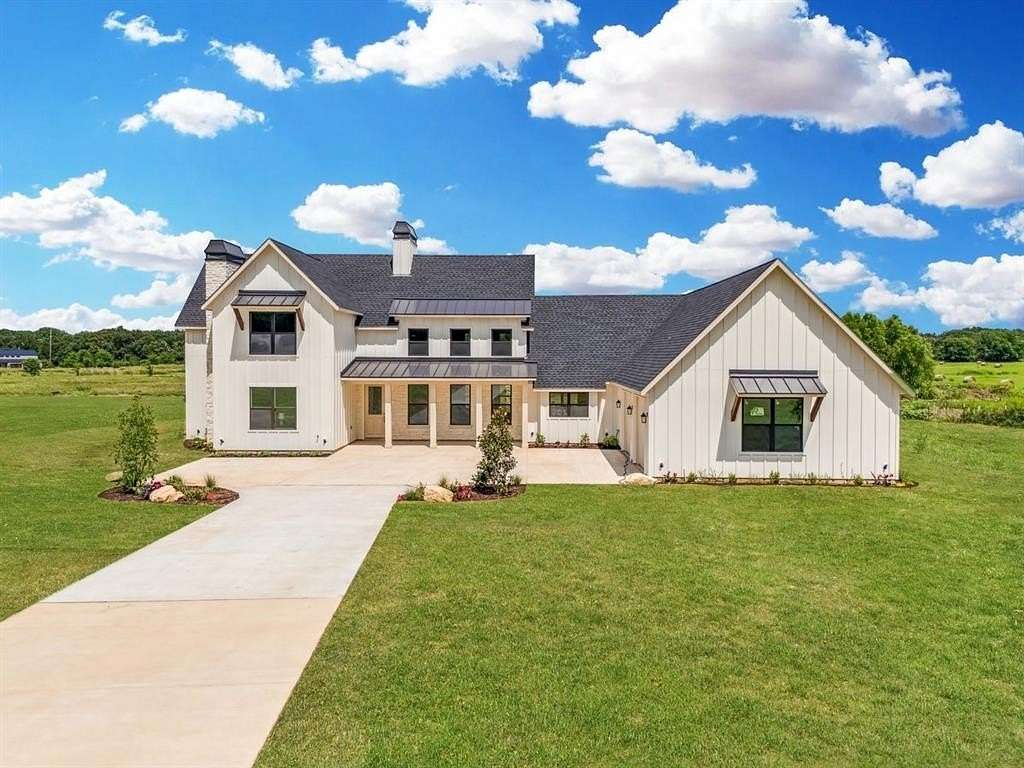 8 Acres of Residential Land with Home for Sale in Wills Point, Texas