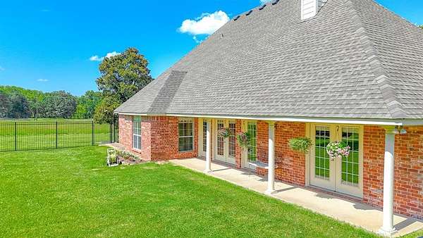 10 Acres of Residential Land with Home for Sale in Fairfield, Texas