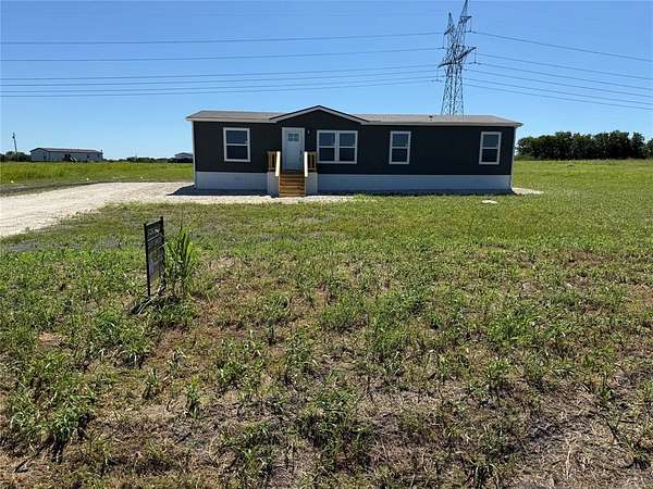 1.5 Acres of Residential Land with Home for Sale in Barry, Texas