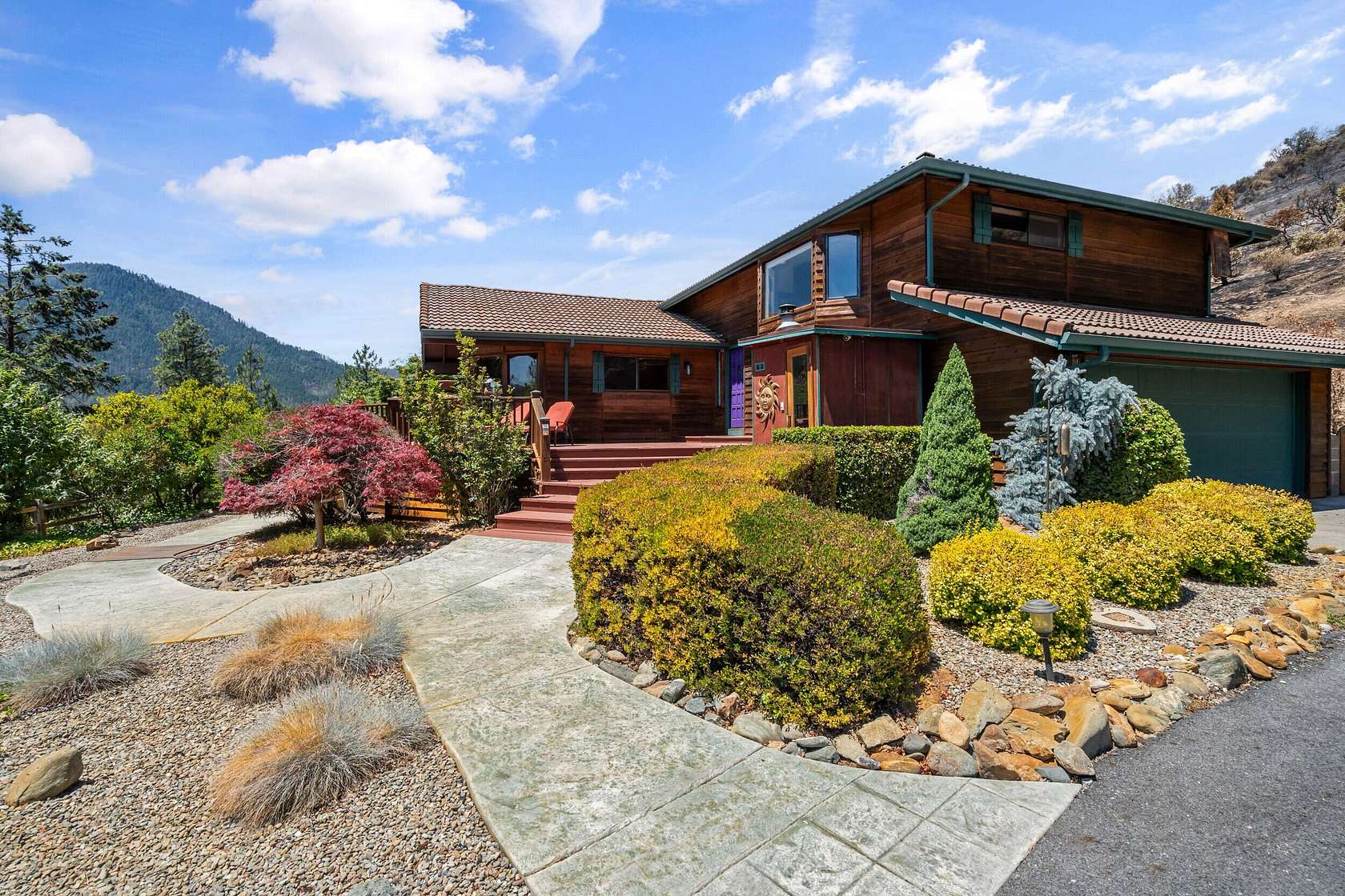 5 Acres of Residential Land with Home for Sale in Jacksonville, Oregon