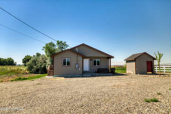 5.86 Acres of Residential Land with Home for Sale in Sunnyside, Washington