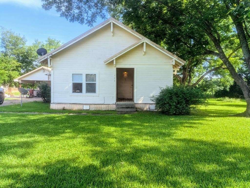 1.52 Acres of Residential Land with Home for Sale in Clarksville, Texas