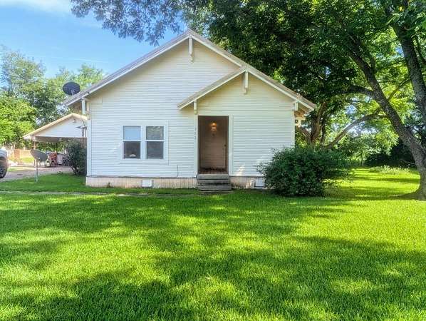 1.52 Acres of Residential Land with Home for Sale in Clarksville, Texas