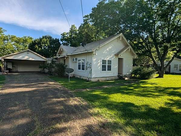 1.52 Acres of Residential Land with Home for Sale in Clarksville, Texas