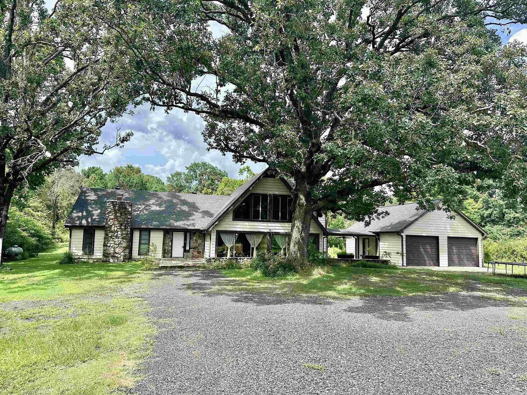 9 Acres of Residential Land with Home for Sale in Mena, Arkansas