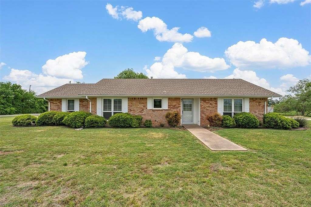 2.54 Acres of Residential Land with Home for Sale in West, Texas