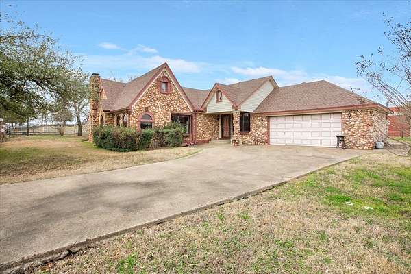 25.9 Acres of Agricultural Land with Home for Sale in Fairfield, Texas